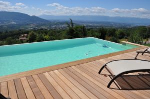 Terrasse en bois piscine Genève WoodArt